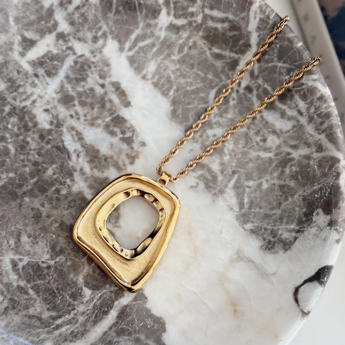 Taylor Oval Necklace